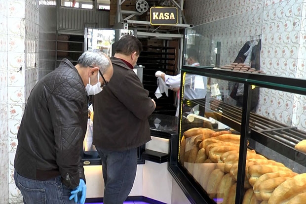 Gaziantep’te fırıncılar ekmek satışına devam ediyor