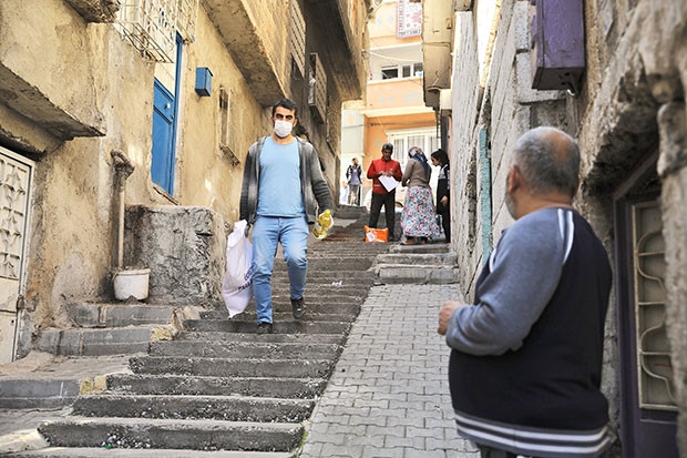 Şehitkamil'den ailelere gıda desteği