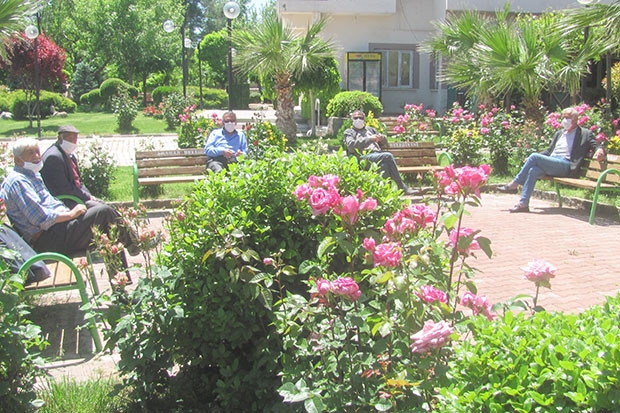 Yaşlılar parkları doldurdu