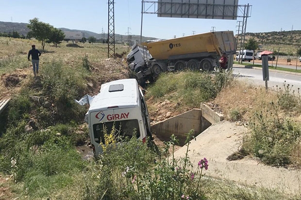 Karşı şeride geçen yük tırı işçi servisine çarptı