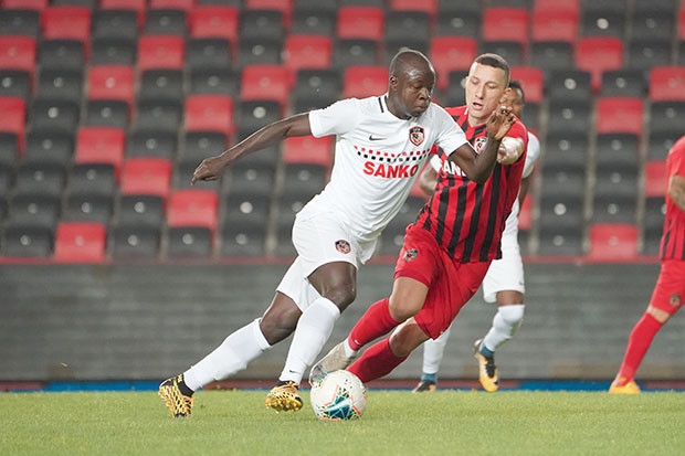 Gaziantep FK'dan stadyumda antrenman maçı