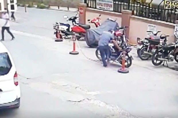 Kapkaç ve motosiklet hırsızlığı güvenlik kamerasında
