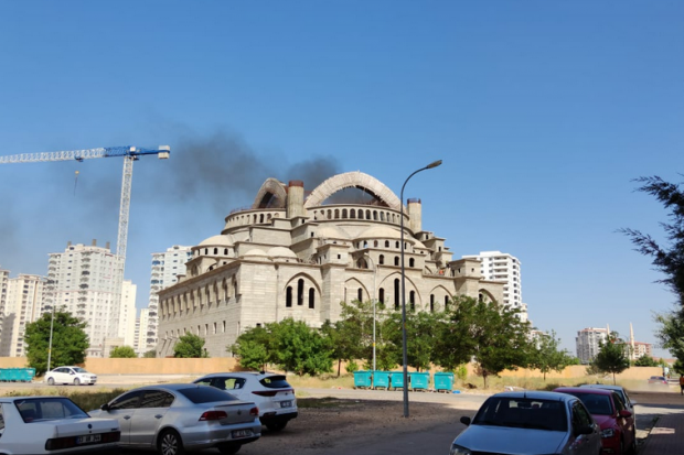 Akkent Cami inşaatında yangın çıktı