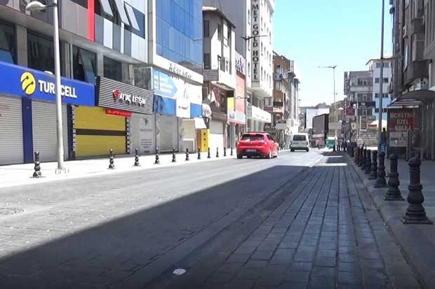 Cadde ve sokaklar bu kez bomboş kaldı