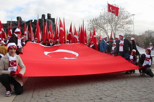 Dondurucu soğukta şehitler için yürüdüler