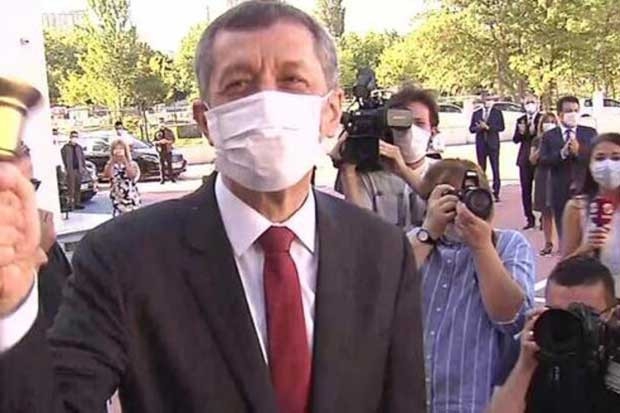 Milli Eğitim Bakanı Ziya Selçuk, zili çaldı