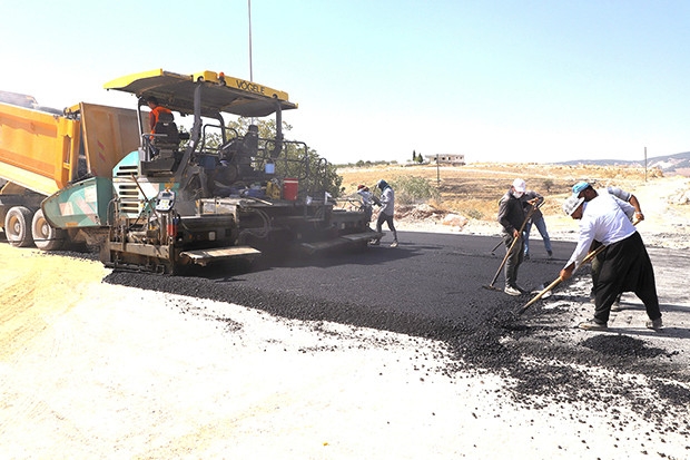 Beykent mahallesinde yeni açılan yollar asfaltlanıyor