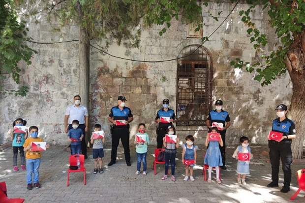 Gaziantep polisi minik öğrencileri yalnız bırakmadı