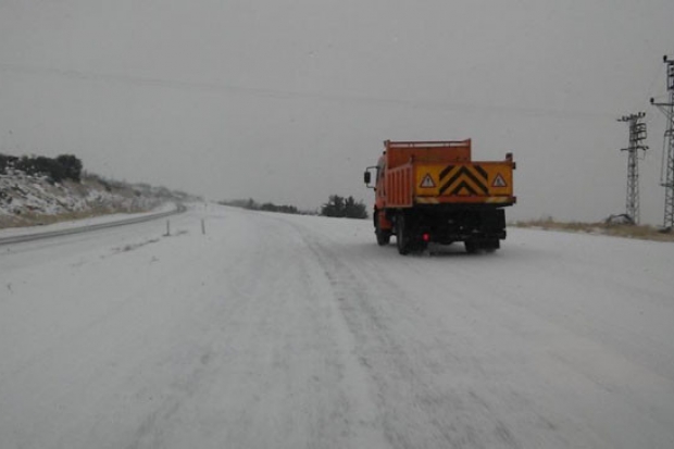Yavuzeli'nde kar nedeniyle kapanan yollar açıldı