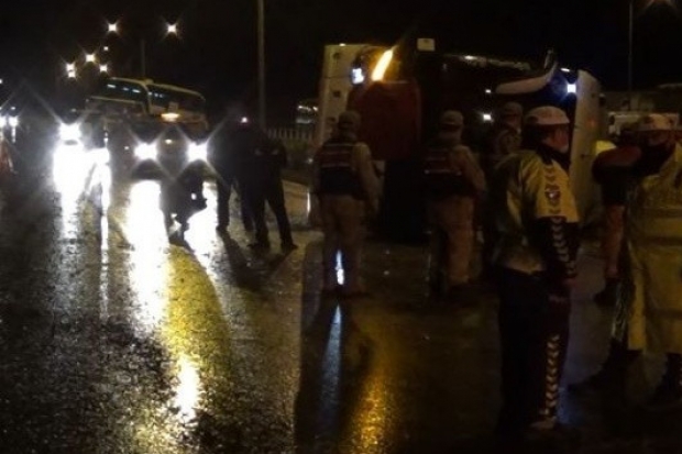 Gaziantep-Adana otoyolunda yolcu otobüsü devrildi