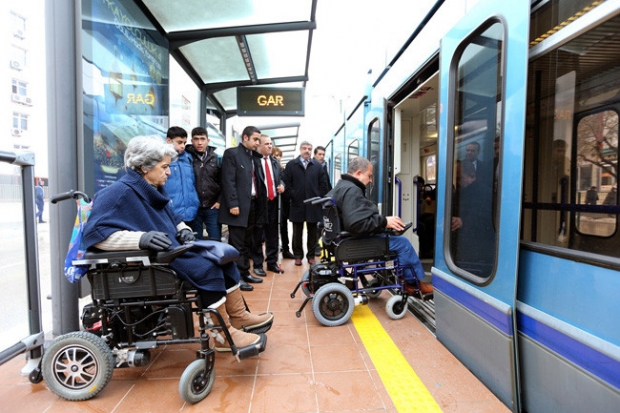 Engelli tramvaylar yolcu taşımaya başladı