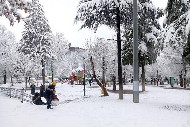 Kar yağışı sevindirdi