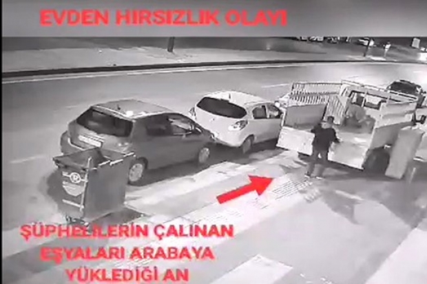 Çaldığı eşyaları kamyonete yükleyen şahıs kamerada