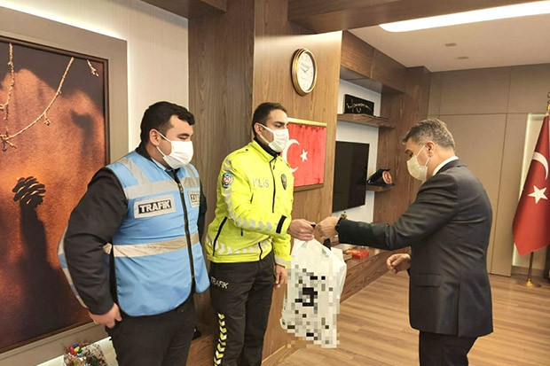 ATM önünde unutulan parayı trafik polisleri buldu