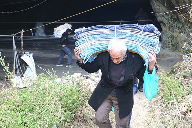 200 yıllık mağarada asırlık mesleği sürdürüyorlar