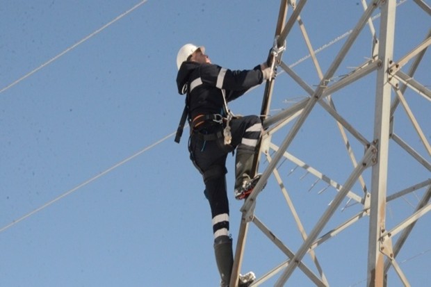 Elektrik arıza ekiplerinin zorlu mücadelesi