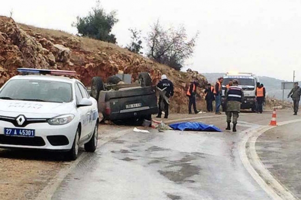 Nurdağı'nda kamyonet devrildi: 1 ölü, 4 yaralı