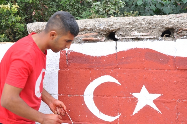 Teröre tepki gösteren vatandaş evinin bahçesine Türk Bayrağı çizdi