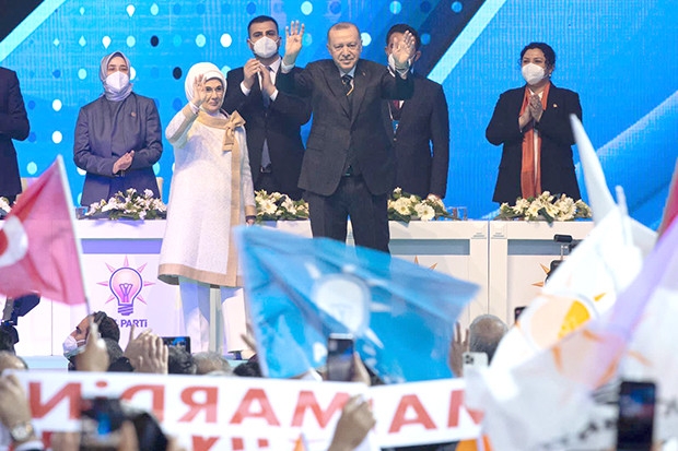 ERDOĞAN YENİDEN GENEL BAŞKAN SEÇİLDİ