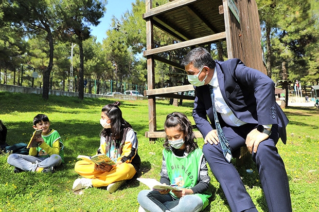 Fadıloğlu, anne ve çocuklarla doğada kitap okudu