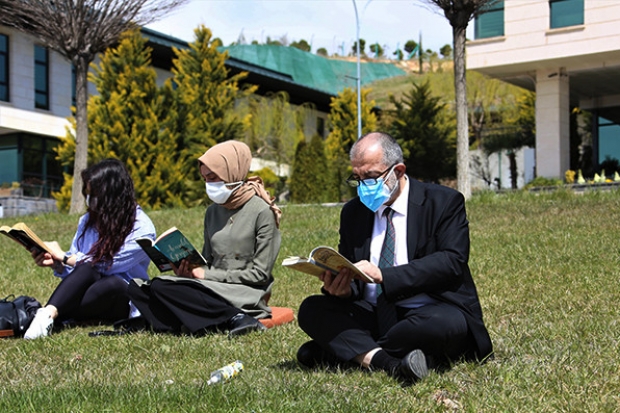 Dereli gençlerle birlikte açık havada kitap okudu