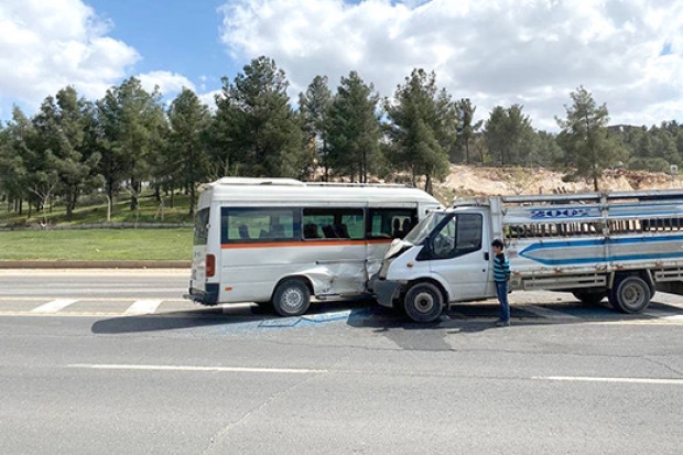 Kamyonet ile minibüs çarpıştı: 2 yaralı