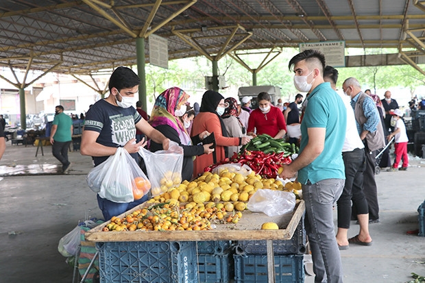 Semt pazarları açıldı, esnafın yüzü güldü