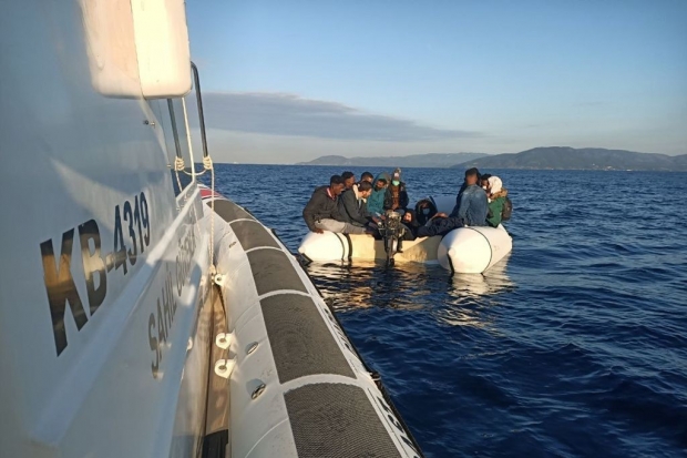 İzmir açıklarında 17 düzensiz göçmen kurtarıldı