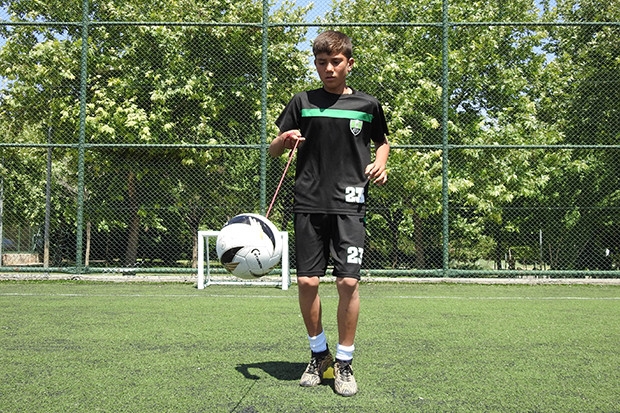 Şehitkamil Belediyesi, genç futbol tutkununa duyarsız kalmadı …