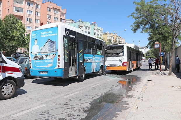 İki halk otobüsü çarpıştı