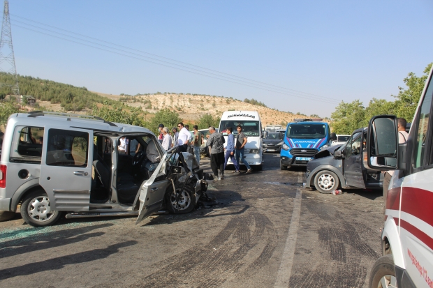 İki araç kafa kafaya çarpıştı: 3 yaralı