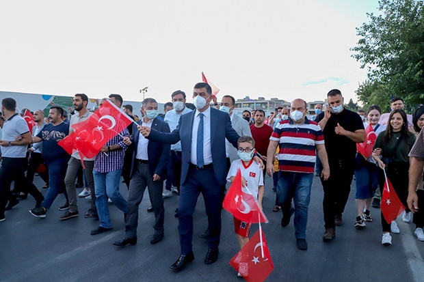 Fadıloğlu, Demokrasi Meydanına indi