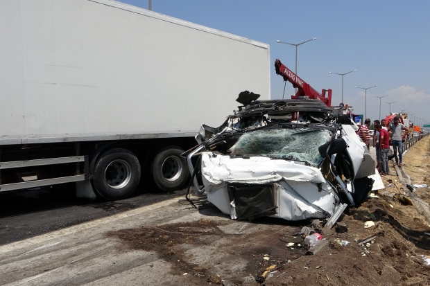 Osmaniye’de kamyon tıra çarptı: 1 ölü, 2 yaralı