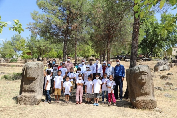 Mevsimlik tarım işçilerinin çocukları Yesemek müzesini gezdi