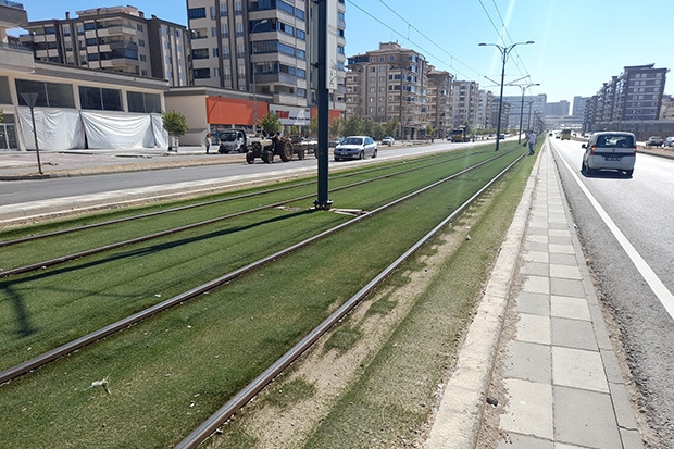 Tramvay genç kıza çarptı