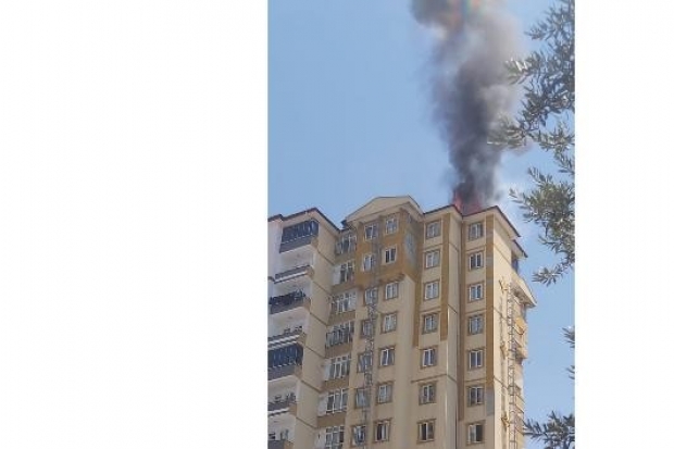 Gaziantep'te 11 katlı binanın çatı katında yangın