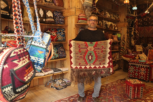 Çöpten topladığı kilim parçalarını dönüştürerek 23 ülkeye ihraç ediyor