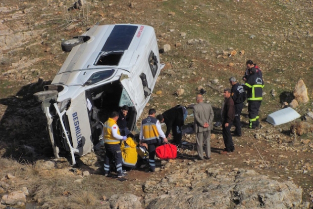 Gaziantep'te yolcu minibüsü dereye uçtu: 5 yaralı