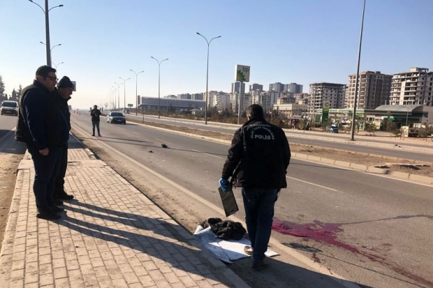 Yolun karşısına geçerken canından oldu