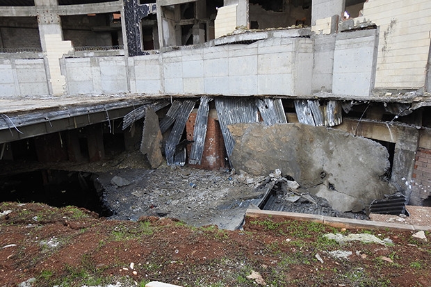 Atıl durumdaki otel binasının otopark kısmı çöktü
