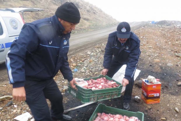 Pazarda satılan tavuk etleri imha edildi