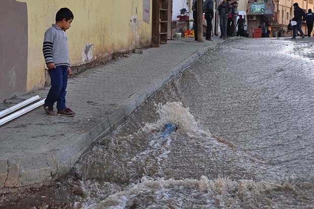 İslahiye'de boru patladı, tonlarca su yola aktı