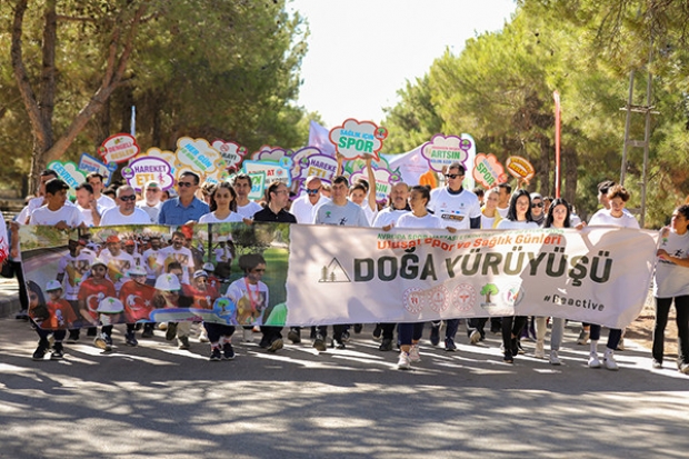 Yüzlerce kişi sağlık için doğada buluştu