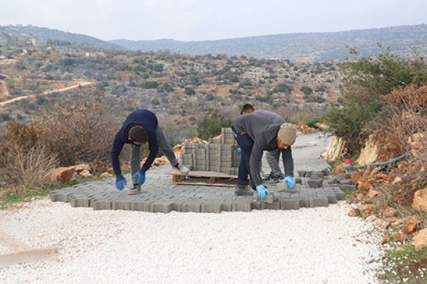 Bozulmuş yollar kilitli parke taşı ile döşeniyor