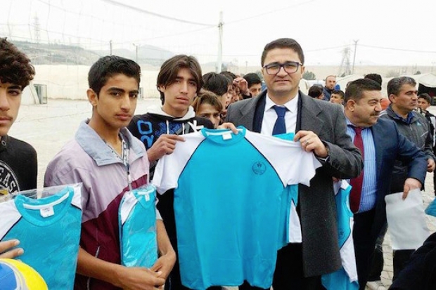 Suriyeli gençlere spor malzemesi