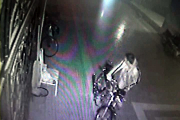 Sitedeki 3 motosiklet hırsızlığı güvenlik kamerasında