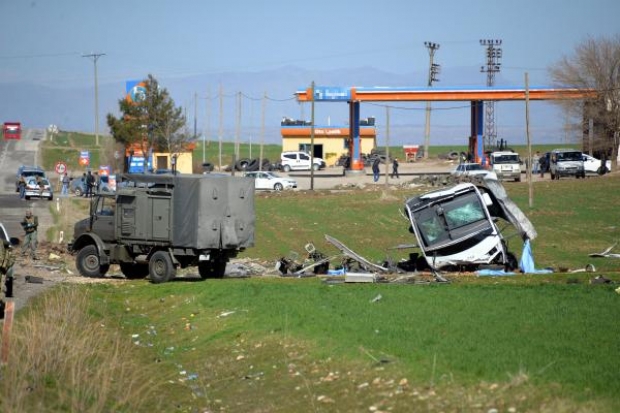 Lice'de askeri araca bombalı saldırı: 6 şehit