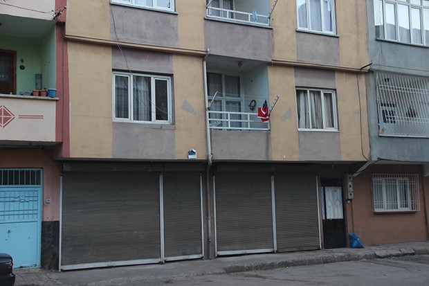 Canlı bombanın evine Türk bayrağı asıldı