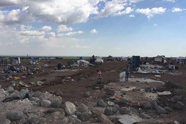 Binlerce mülteci Türkiye sınırına yöneldi