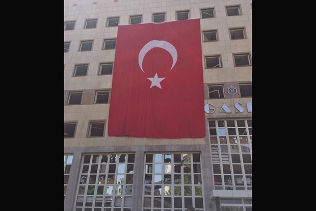 GASKİ binasına Türk bayrağı asıldı